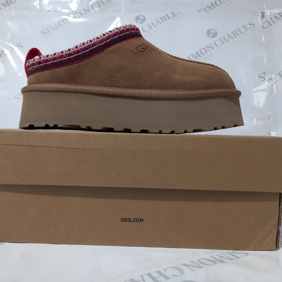 BOXED PAIR OF UGG WTAZZ SHOES IN TAN UK SIZE 4