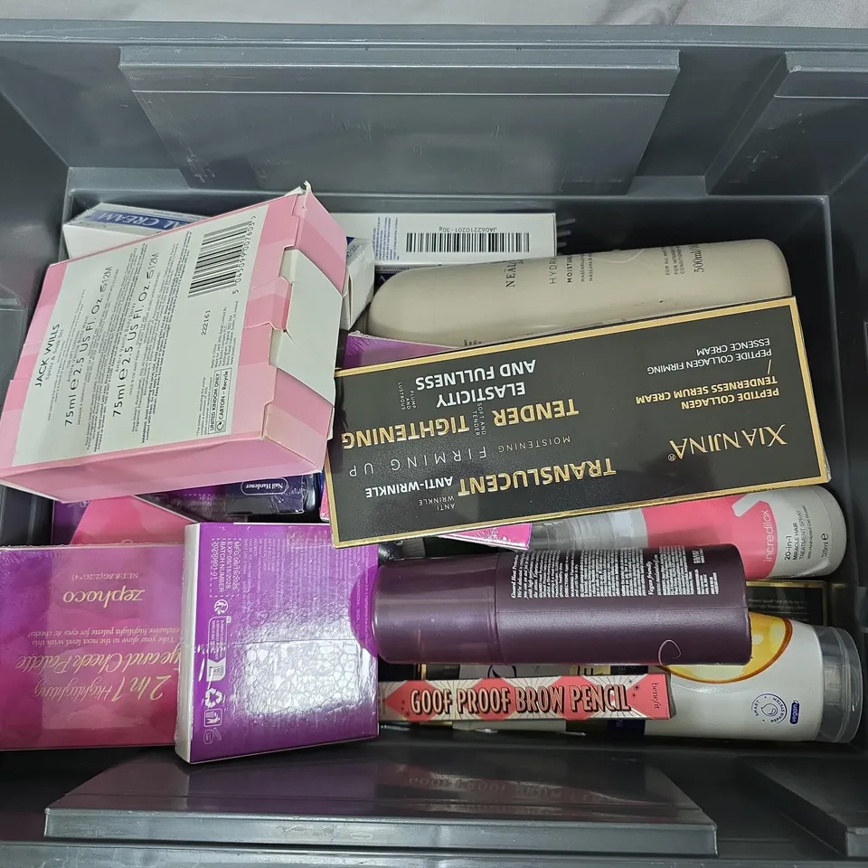 APPROXIMATELY 15 ASSORTED HEALTH & BEAUTY PRODUCTS TO INCLUDE AVEENO CREAM, JACK WILLS SPRITZ & SOAK SET, SUDOCREM, ETC - COLLECTION ONLY