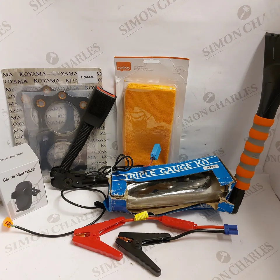 BOX OF APPROX 10 ITEMS TO INCLUDE TRIPLE GAUGE KIT B734, CAR AIR VENT HOLDER AND SEATBELT CONNECTOR