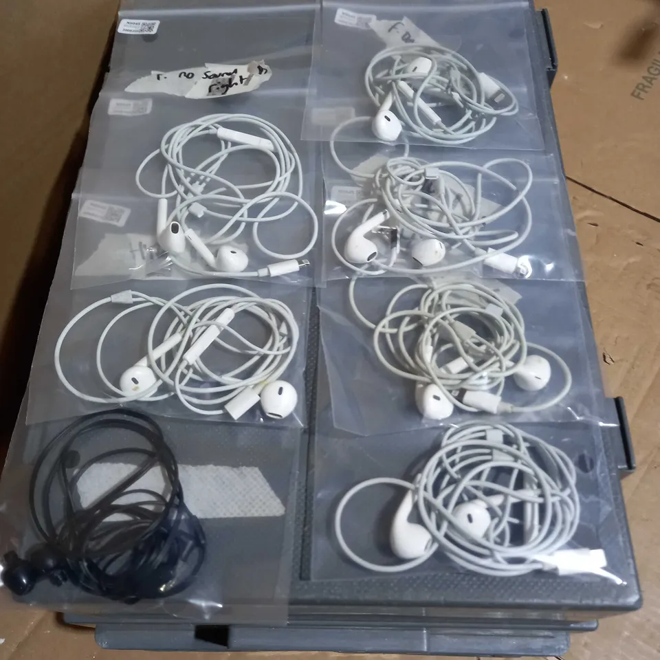 APPLE EARPHONES WIRED BUNDLE, APPROX. 7 ITEMS 