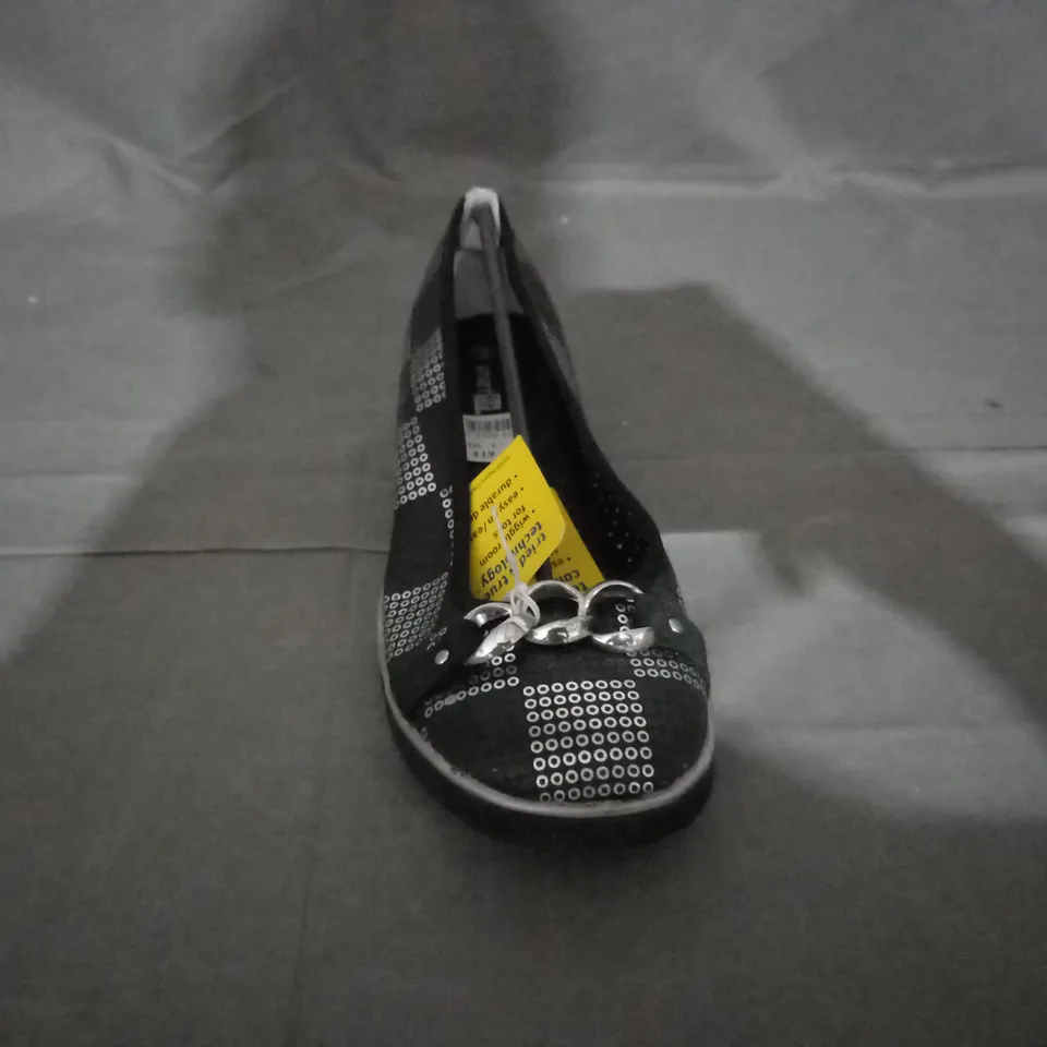 APPROXIMATELY 11 PAIRS OF FLAT SLIP ON SHOES IN VARIOUS SIZES 