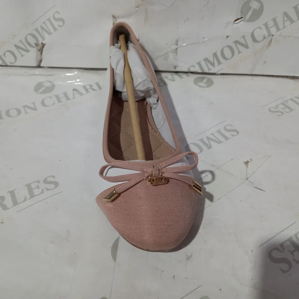 BOXED PAIR OF DUNE WIDE FIT HARTLYN BOW BALLERINA SHOES IN WHITE UK SIZE 5