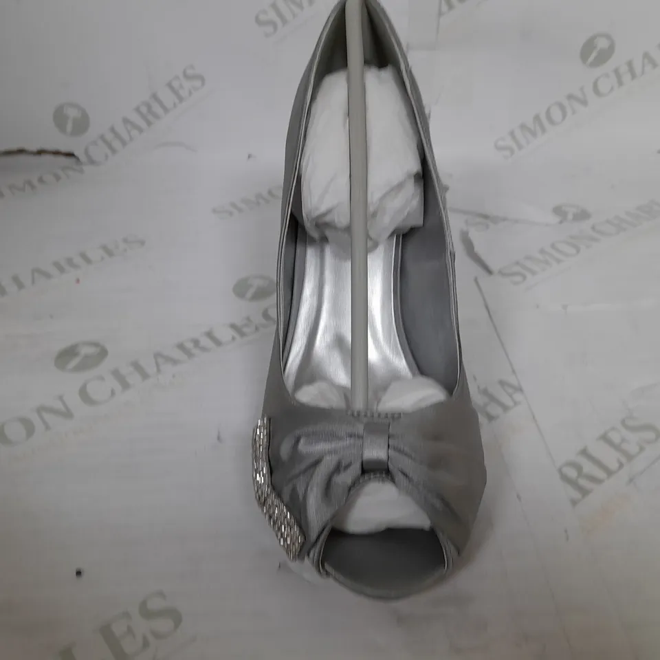 PAIR OF OCCASSIONS BY CASANDRA OPEN TOE HEELS IN SILVER - SIZE 6