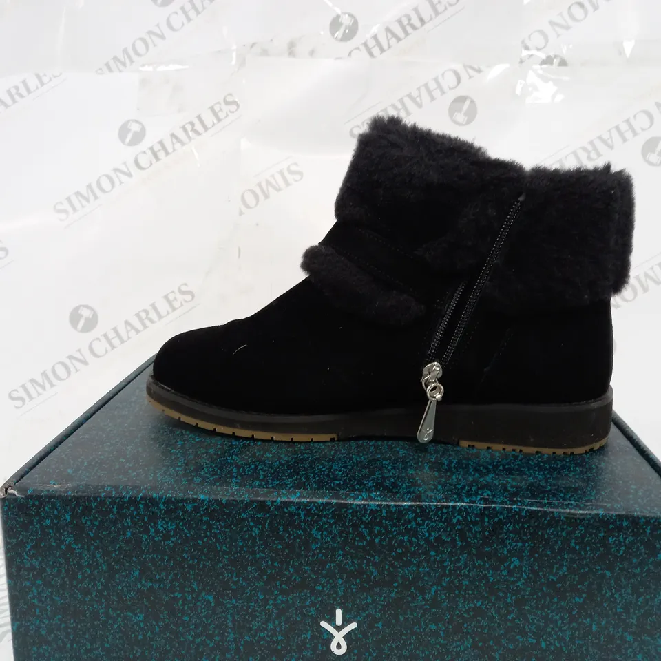  BOXED PAIRS OF EMU AUSTRALIA "OXLEY" LEATHER BOOTS - UK SIZE 6, BLACK 