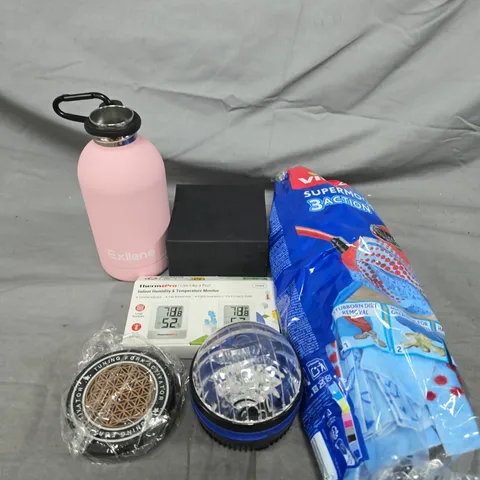 APPROXIMATELY 15 ASSORTED HOUSEHOLD ITEMS TO INCLUDE PAINT BRUSHES , COFFEE MUGS , ETC 