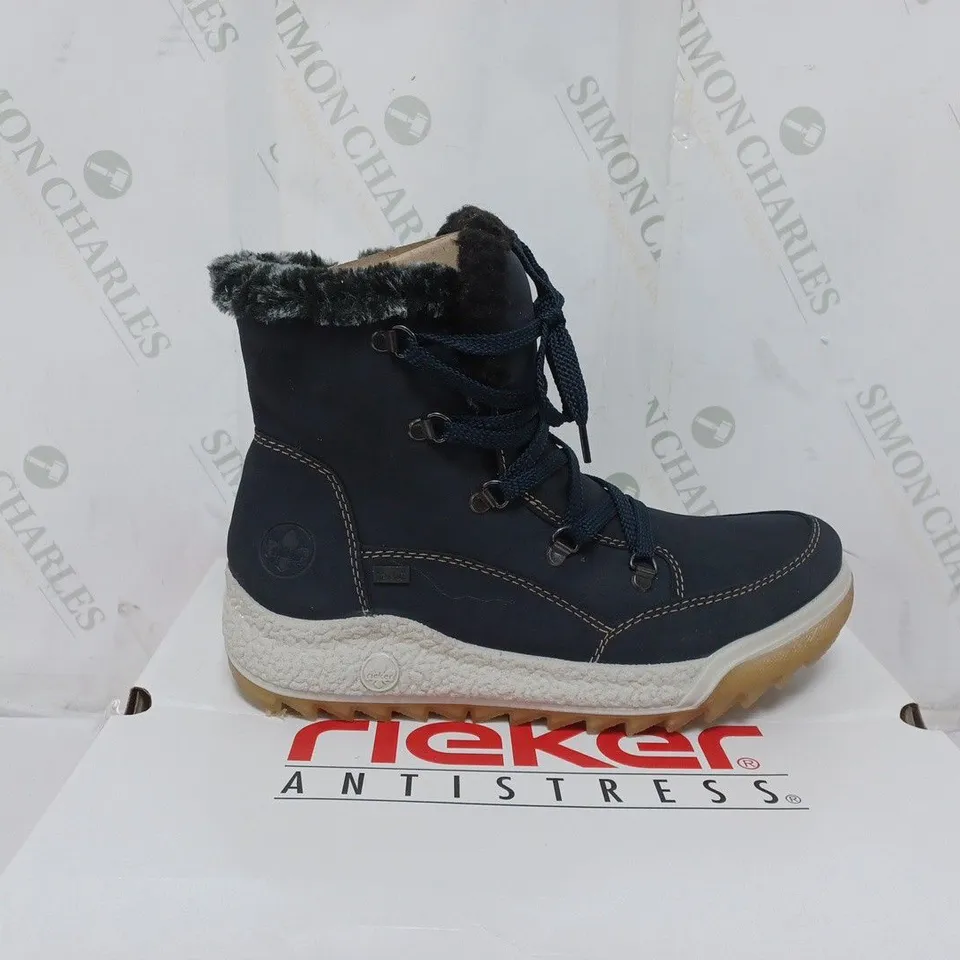 BOXED PAIR OF RIEKER WATER RESISTANT WARM LINED HIKING BOOTS IN NAVY - SIZE 7.5