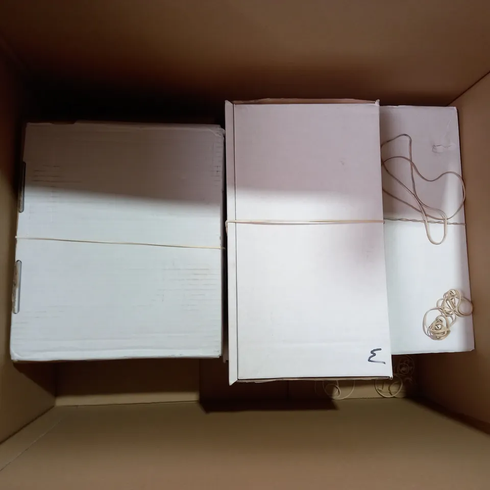 BOX OF APPROXIMATELY 8 ASSORTED DESIGNER FOOTWEAR ITEMS TO INCLUDE MODA IN PELLE, VIONIC, CLARKS ETC