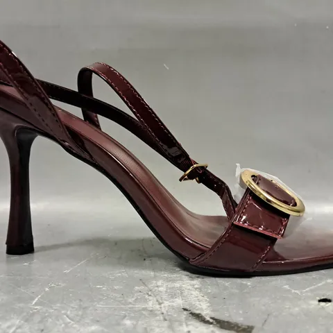 BOXED PAIR OF QUIZ OPEN TOE FRONT BUCKLE HEELED SANDALS IN DARK BERRY SIZE 6