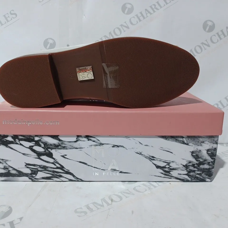 BOXED PAIR OF MODA IN PELLE WENDELL WIDE LOAFERS IN OFF WHITE SIZE 3