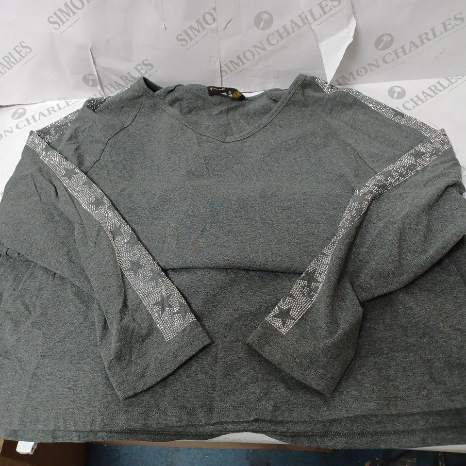 APPROXIMATELY 10 CLOTHING INCLUDING: LONG SLEEVE SHORTS AND SLEEVLESS FUR JACKETS (ALL OF DIFFERENT SIZES AND COLOURS)