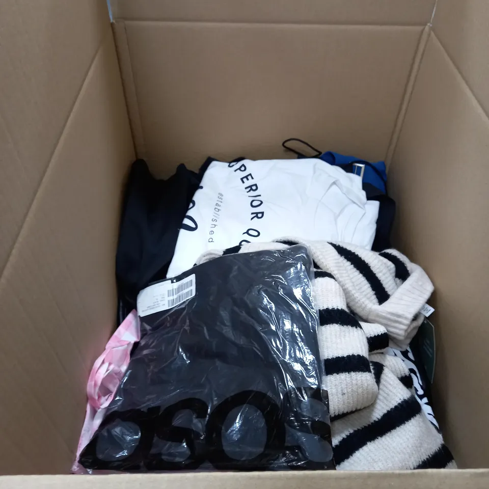 LOT OF CLOTHING ITEMS APPROXIMATELY 30 TO INCLUDE JUMPERS, LEATHER JACKET, T-SHIRTS ETC