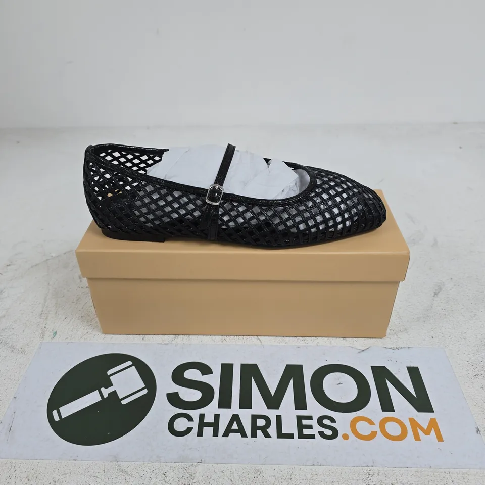 BOXED PAIR OF SIMMI LONDON CECILIA BLACK WOVEN SHOES - UK 7