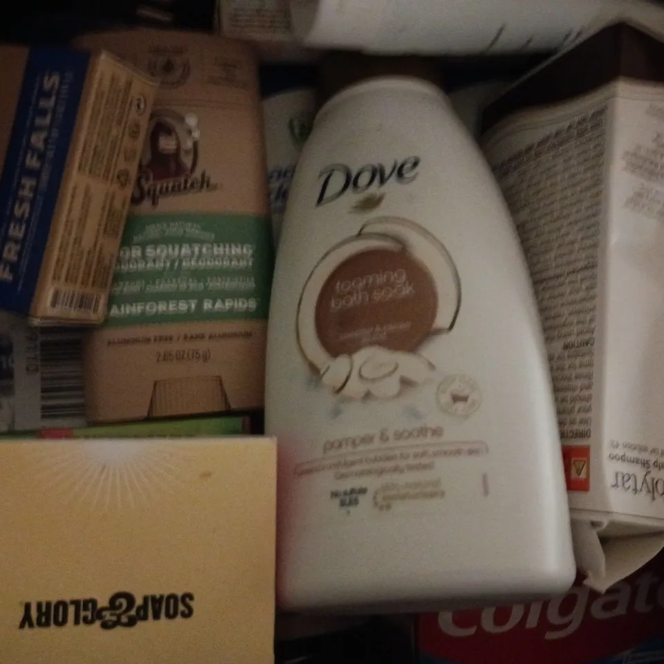 APPROXIMATELY 12 ASSORTED COSMETIC ITEMS TO INCLUDE DR SQUATCH, BURT'S BEES BABY, ETC - COLLECTION ONLY