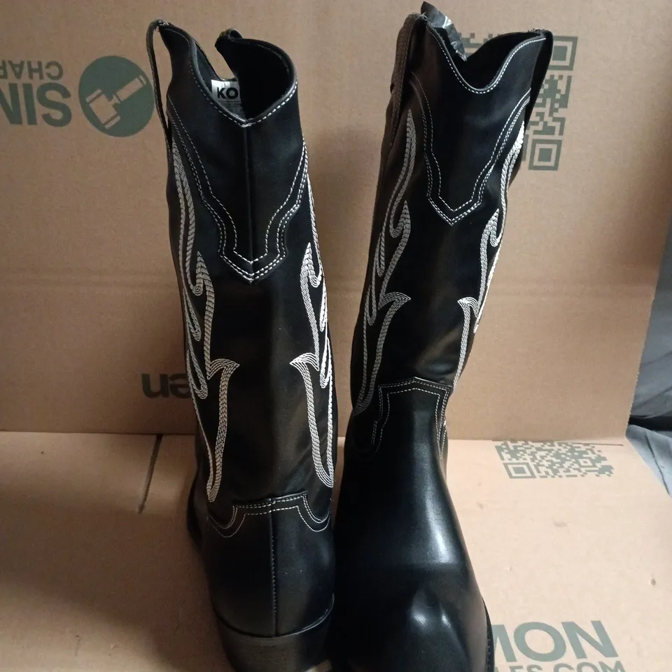 BOXED KOI CRYPTEK MEN'S SNUB NOSE TALL COWBOY BOOTS – BLACK, UK 9