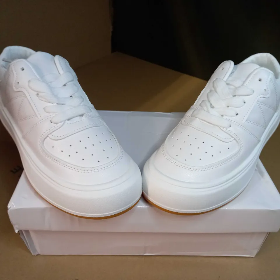 BOXED PAIR OF DESIGNER WHITE TRAINERS SIZE 5