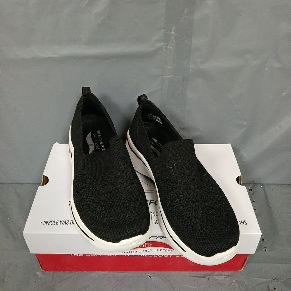 BOXED PAIR OF SKECHERS DELORA TRAINERS IN BLACK SIZE 6