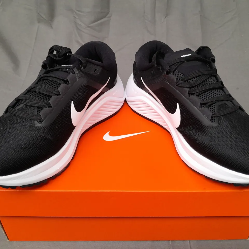 BOXED PAIR OF NIKE AIR ZOOM TRAINERS IN BLACK SIZE UK 6