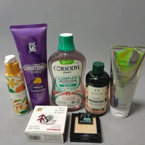 APPROXIMATELY 20 ASSORTED COSMETIC PRODUCTS INCLUDE - CORSODYL DAILY MOUTHWASH - THE BODY SHOP PINK GRAPEFRUIT BODY WASH - THE BLACK STUFF SOAP