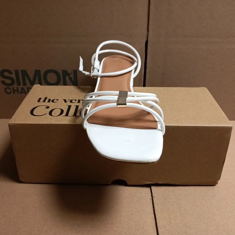 BOXED PAIR OF THE VERY COLLECTION OPEN TOE LOW BLOCK HEEL SANDALS IN WHITE SIZE 6
