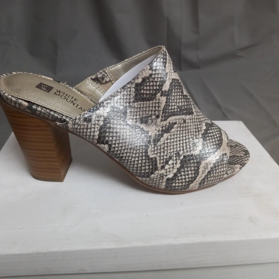 BOX OF APPROXIMATELY 15 PAIRS WHITE MOUNTAIN HELLS IN VARIOUS COLOR AND SIZES 