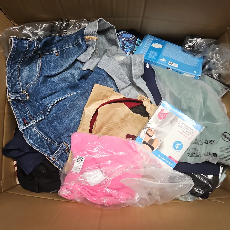 APPROXIMATELY 40 ASSORTED CLOTHING ITEMS IN VARIOUS SIZES, STYLES & COLOURS TO INCLUDE T-SHIRTS, SHORTS, DRESSES, ETC - COLLECTION ONLY
