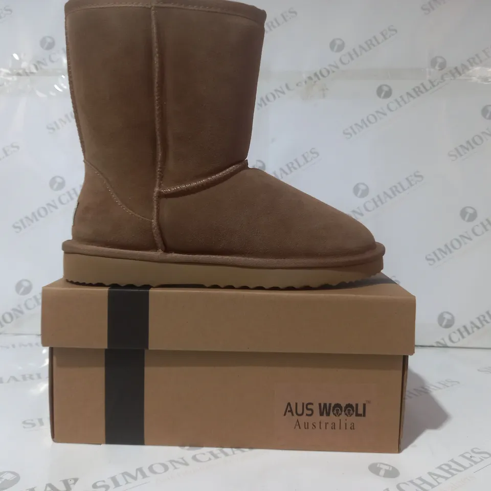 BOXED PAIR OF AUS WOOLI CRONULLA SHOES IN CHESTNUT UK SIZE 8