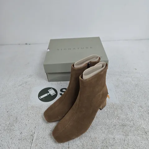 UK 6 CLARKS SIGNATURE WOMEN'S BROWN SUEDE ANKLE BOOTS – BOXED
