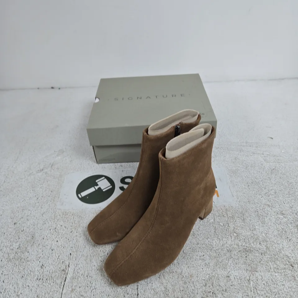 UK 6 CLARKS SIGNATURE WOMEN'S BROWN SUEDE ANKLE BOOTS – BOXED
