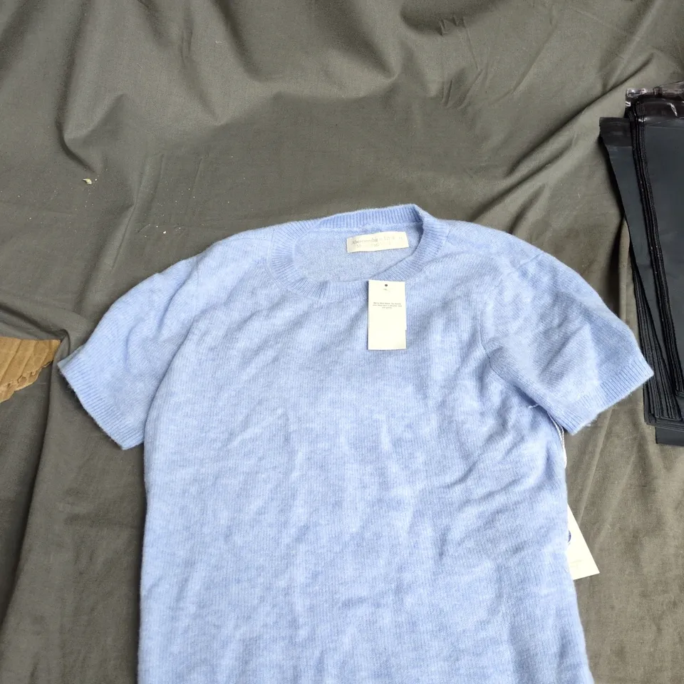 ABERCROMBIE & FITCH MERINO WOOL BLEND SWEATER – LIGHT BLUE – XS