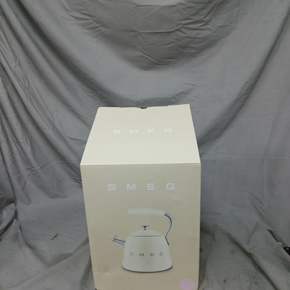 SMEG ELECTRIC KETTLE – PINK, RETRO 50S STYLE BOXED 