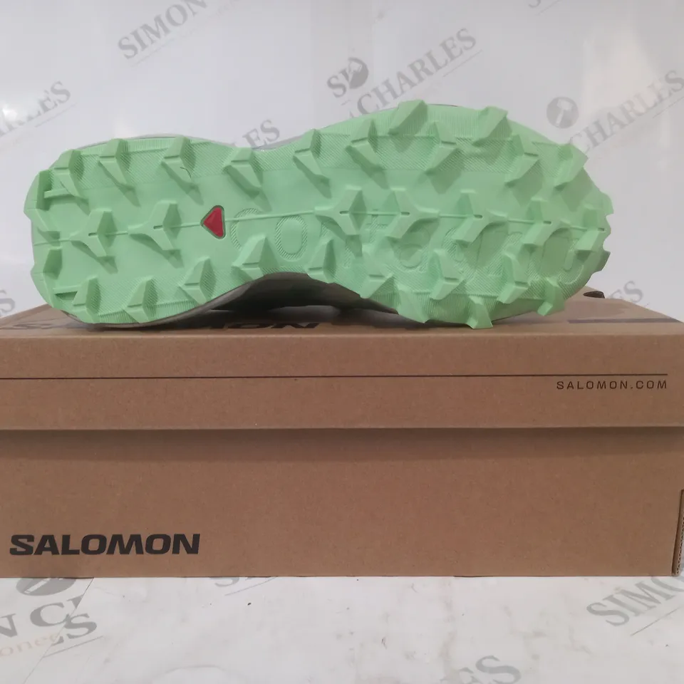 BOXED PAIR OF SALOMON SPEEDCROSS 6 SHOES IN GREEN/BLACK UK SIZE 4