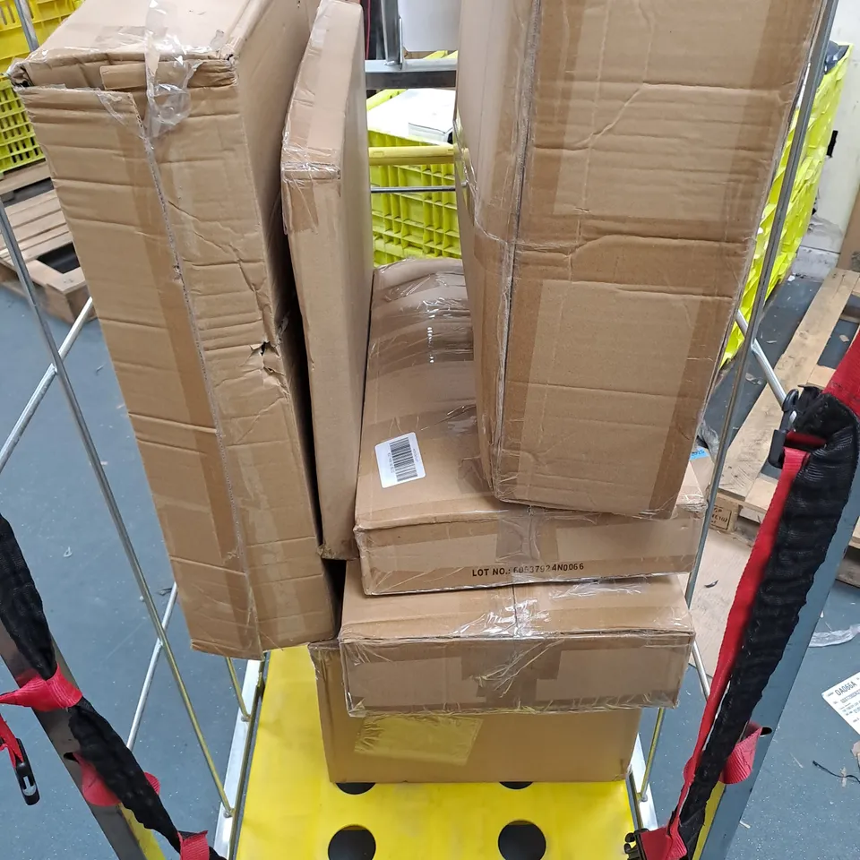 CAGE OF APPROXIMATELY 10 ASSORTED HOUSEHOLD ITEMS TO INCLUDE - OUTDOOR STAR LIGHTS, BEDDING SET, AND WAFFLE THROW ETC. - COLLECTION ONLY