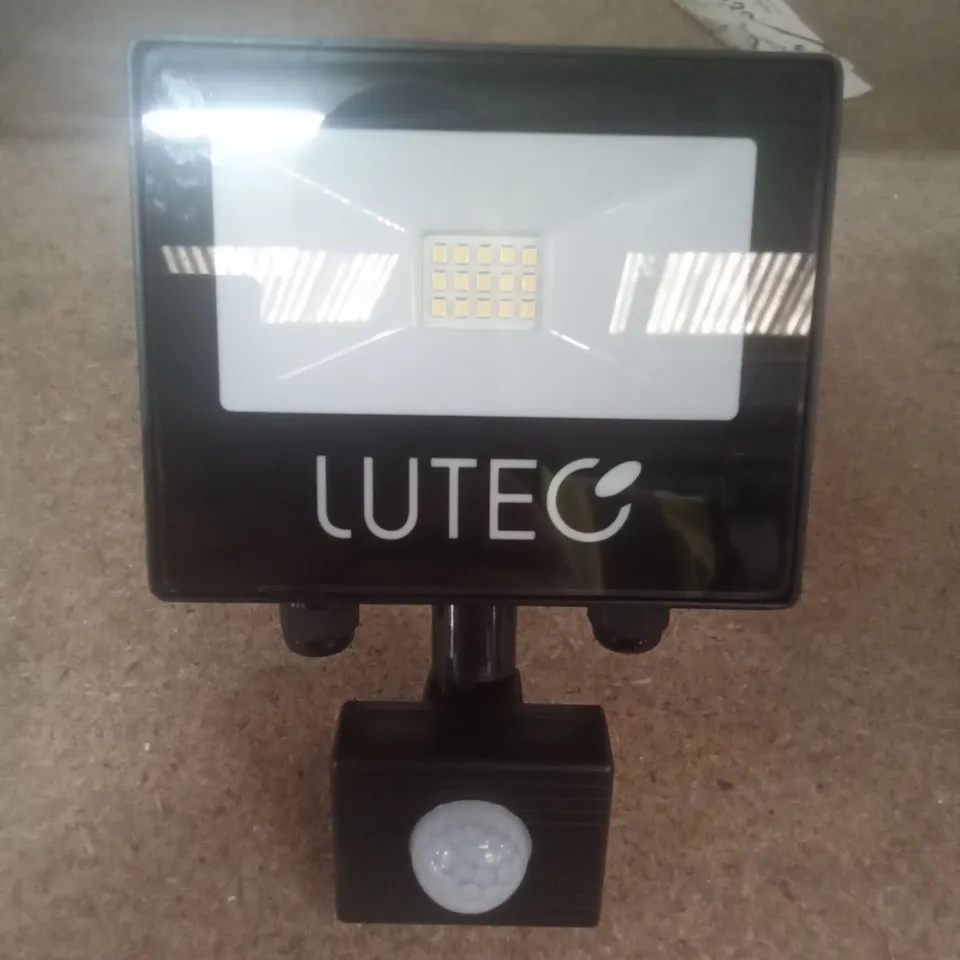 LUTEC MOTION SENSOR LIGHT