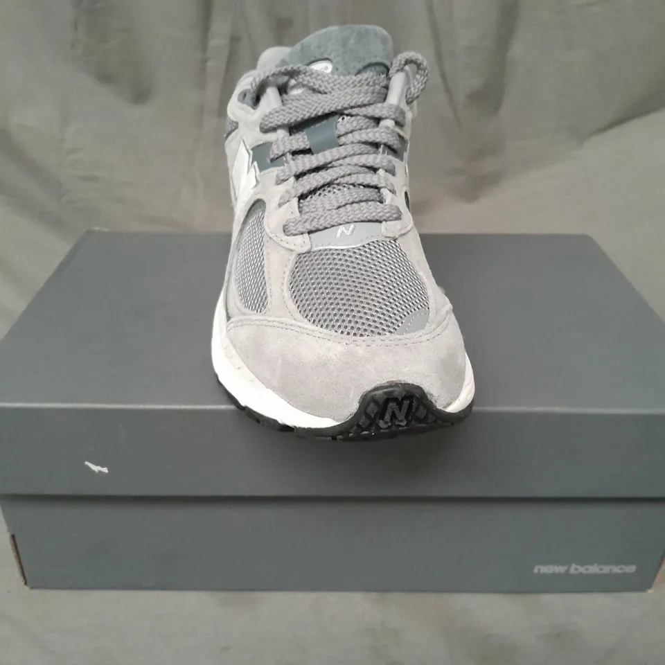 BOXED PAIR OF NEW BALANCE 2002R RUNNING TRAINERS IN GREY/WHITE UK SIZE 5