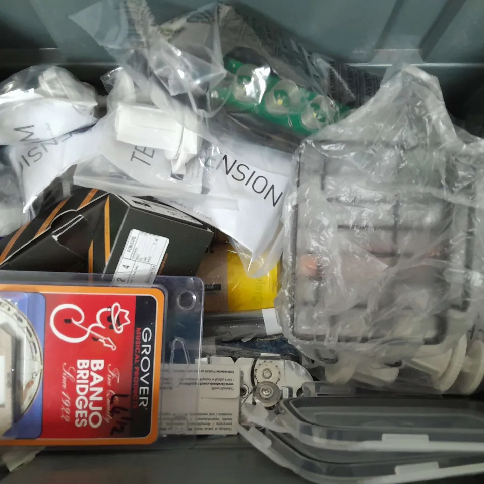 APPROXIMATELY 20  ASSORTED HOUSEHOLD ITEMS TOO INCLUDE, PAPER PLATE- OUTDOOR EXTENSION LEAD - SUITCASE WEIGHTS    ETC 