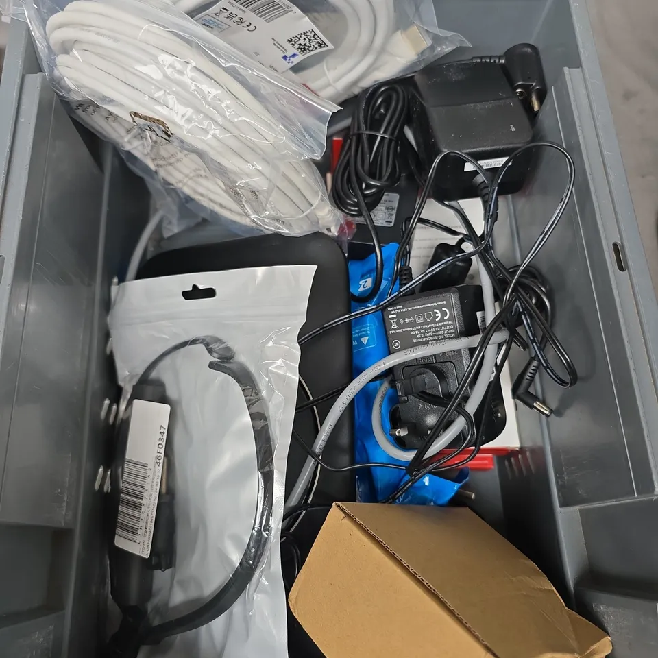 APPROXIMATELY 10 ASSORTED ELECTRICAL PRODUCTS TO INCLUDE ETHERNET CABLE, OPTICAL CABLE, DISPLAY PORT CABLE ETC 