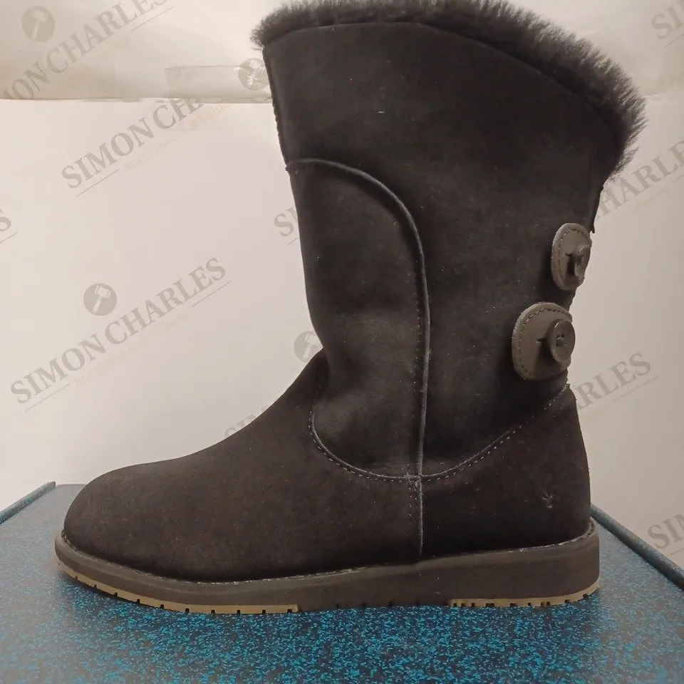 BOXED EMU AUSTRALIA FAUX SUEDE BOOTS - BLACK, SIZE 7