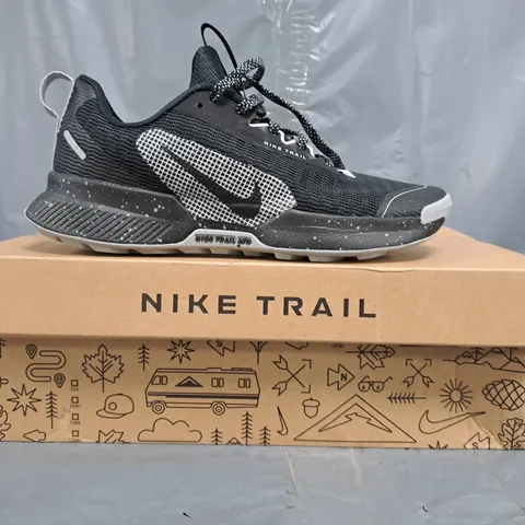 BOXED PAIR OF NIKE RUNNING JUNIPER TRAIL 3 TRAINERS IN BLACK SIZE UK 3.5