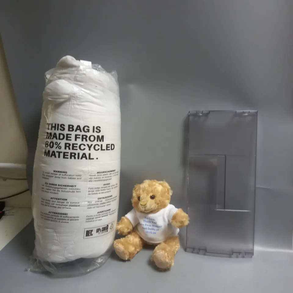 BOX OF APPROXIMATELY 4 ASSORTED ITEMS TO INCLUDE - PERSONALISED TEDDY BEAR - PILLOW - PLASTIC CLEAR HANDLE 420662-3GPPS ETC