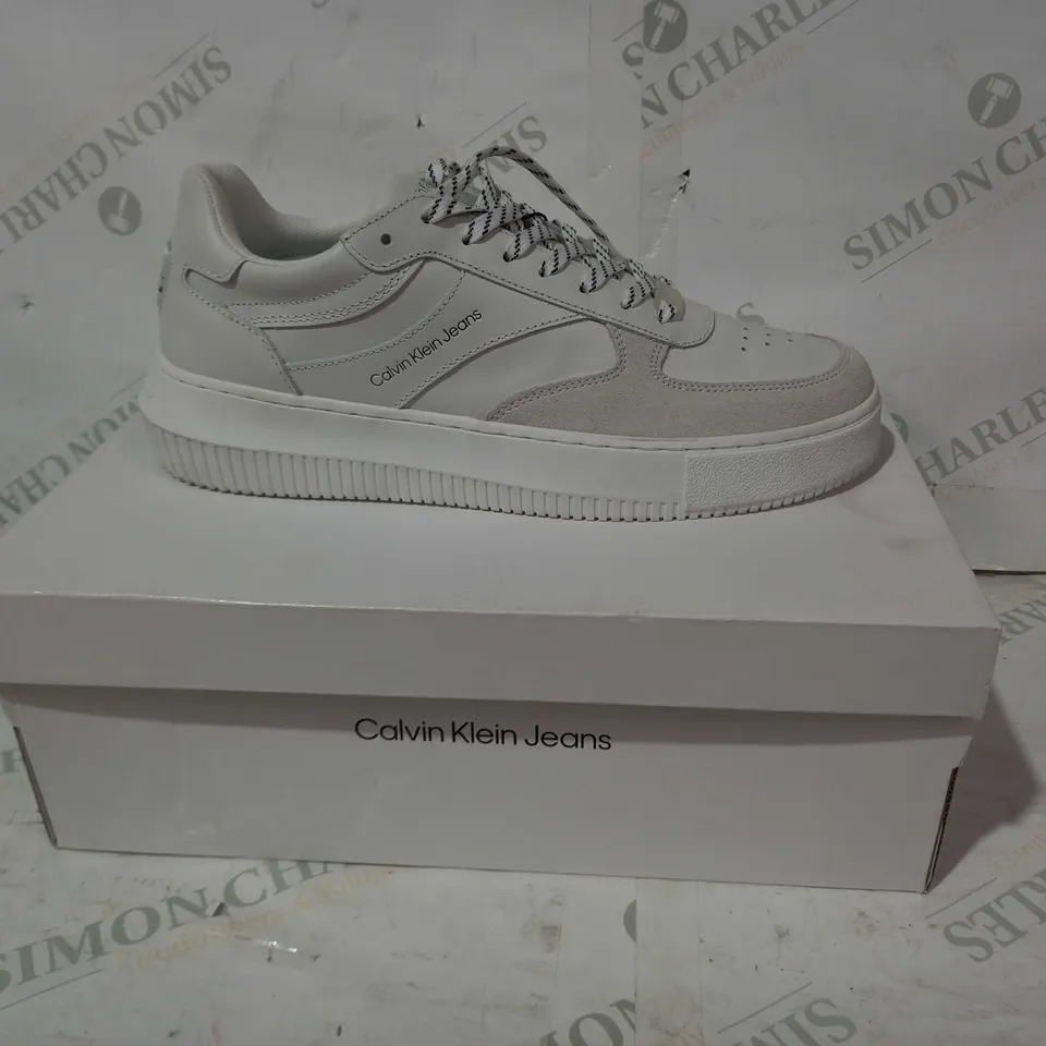 BOXED PAIR OF CALVIN KLEIN JEANS TRAINERS IN WHITE UK SIZE 7