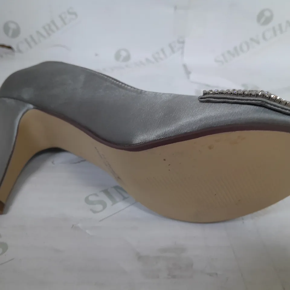 PAIR OF OCCASSIONS BY CASANDRA OPEN TOE HEELS IN SILVER - SIZE 6