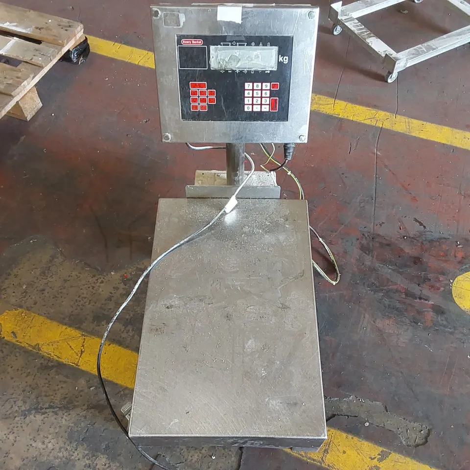 AVERY BERKEL L116 PORTABLE SCALE