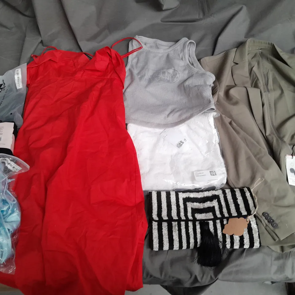 BOX OF APPROXIMATELY 25 ASSORTED CLOTHING ITEMS TO INCLUDE DRESSES, TIGHTS, SHIRTS, ETC