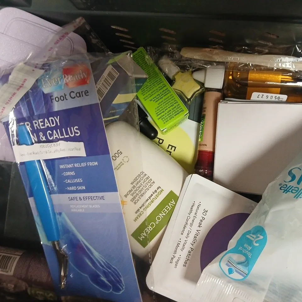 APPROX 12 ASSORTED BEAUTY PRODUCTS TO INCLUDEAVEENO MOISTURISER, ORLA B REPLACEMENT HEADS, PED EGG TOOL, ETC