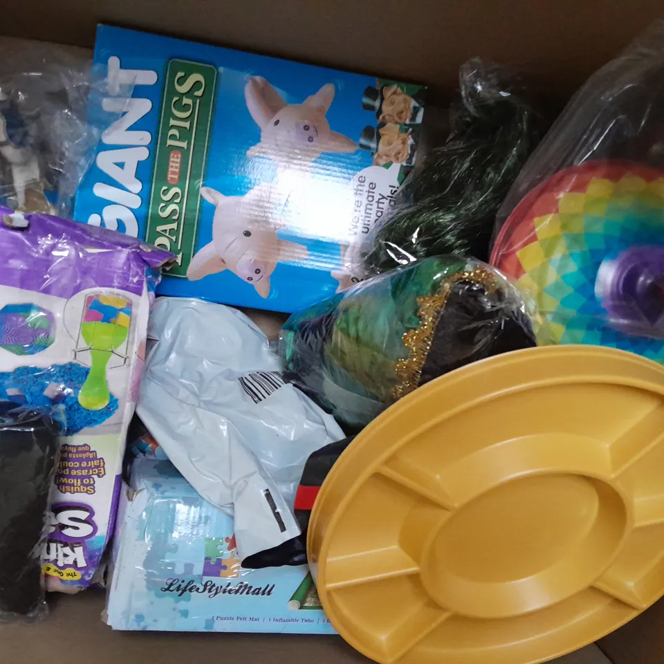 APPROXIMATELY 20 ASSORTED TOYS TO INCLUDE NASA SPACE HELMET, BLUEY PLUSH, LEGO CHRISTMAS TREE, REBORN BABY DOLL