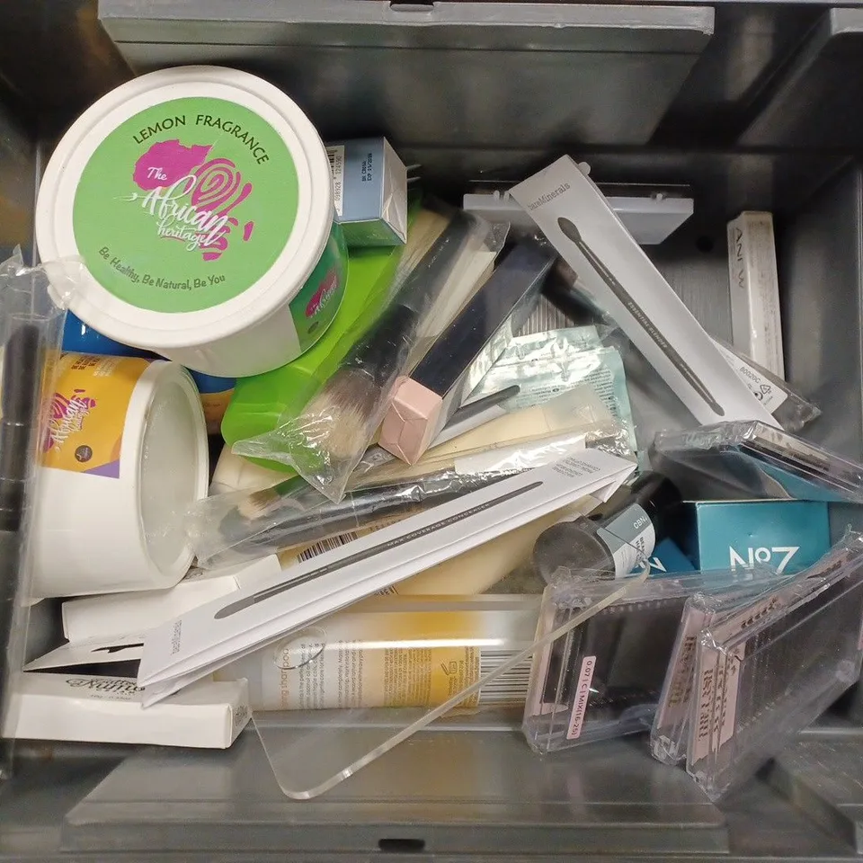 BOX OF APPROX 20 ASSORTED HEALTH AND BEAUTY ITEMS TO INCLUDE - BOOTS SOLTAN SUNCARE LOTION - AVEENO SKIN RELIEF VERY DRY SKIN - CBN BEARD & HAIR CREAM ECT