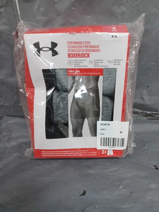 Lot 1820: BOXED UNDER ARMOUR PERFORMANCE TECH 6ICH 3PACK BOXERS IN GREY ...