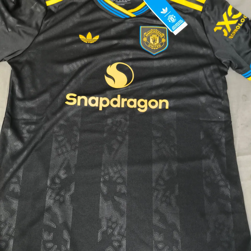 ADIDAS MANCHESTER UNITED 2025/26 THIRD SHIRT SIZE MEDIUM