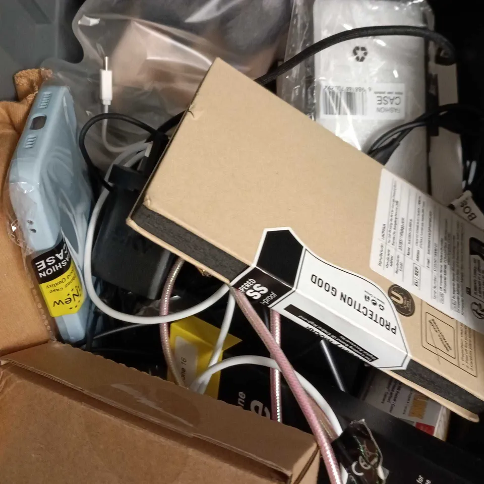 APPROXIMATELY 15 ASSORTED SMARTPHONE ACCESSORIES TO INCLUDE CHARGING CABLES, POWERBANKS, PHONE CASES ETC 