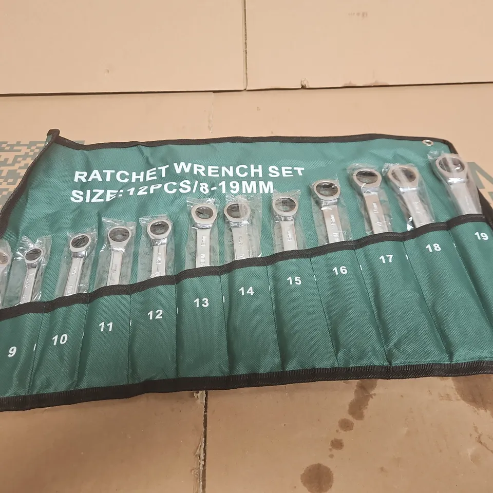 12-PIECE RATCHET WRENCH SET (8–19 MM) IN GREEN ROLL POUCH